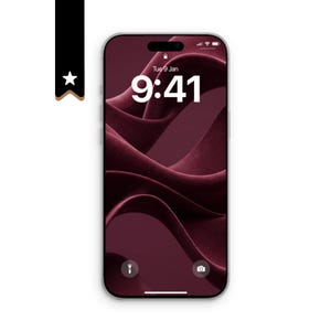 Könnte beinhalten: Ein Smartphone mit silbernem Rahmen zeigt einen Sperrbildschirm mit einem abstrakten, dunkelburgunderfarbenen Wellen-Hintergrundbild. Auf dem Display sind die Uhrzeit 9:41, das Datum Tue 9 Jan, Signalstärke, Batteriestatus, Taschenlampe und Kamera zu sehen.