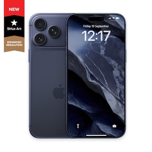 Op de afbeelding: Een donkerblauwe smartphone met drie camera's aan de achterkant en een scherm met een donkere abstracte afbeelding. Het scherm toont de tijd als 12:17 uur op vrijdag 19 september. Een rood, zwart en goudkleurig label aan de linkerkant zegt "NEW", "Sirius Art" en "Enhanced Resolution".