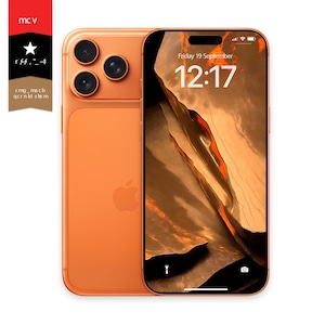 以下が含まれることがあります： 3つのリアカメラと、9月19日金曜日の12時17分を表示する画面を備えたオレンジ色のスマートフォン。背面にはAppleのロゴがあり、洗練されたデザインです。左側の小さなバナーにはテキストと星があります。