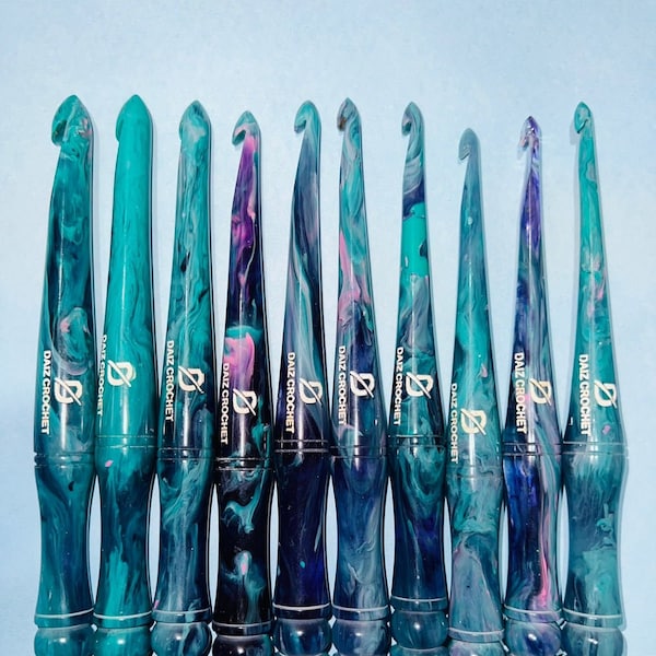 Teal Blue Resin Crochet Hook - Soft Handle Handmade Crochet Hook Set - Custom Ergonomic Glitter rochet Hook - Daiz Crochet