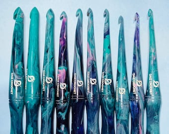 Teal Blue Resin Crochet Hook - Soft Handle Handmade Crochet Hook Set - Custom Ergonomic Glitter rochet Hook - Daiz Crochet