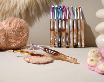 Ergonomic Resin Handle Crochet Hook, Aluminum Metal Tip, Brown White Swirl Craft Tool