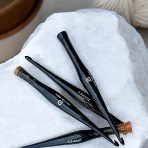 Resin Crochet Hooks – Ergonomic Handmade crochet hook set, Glittery Black Hooks Soft Grip best gift for moms grandmoms