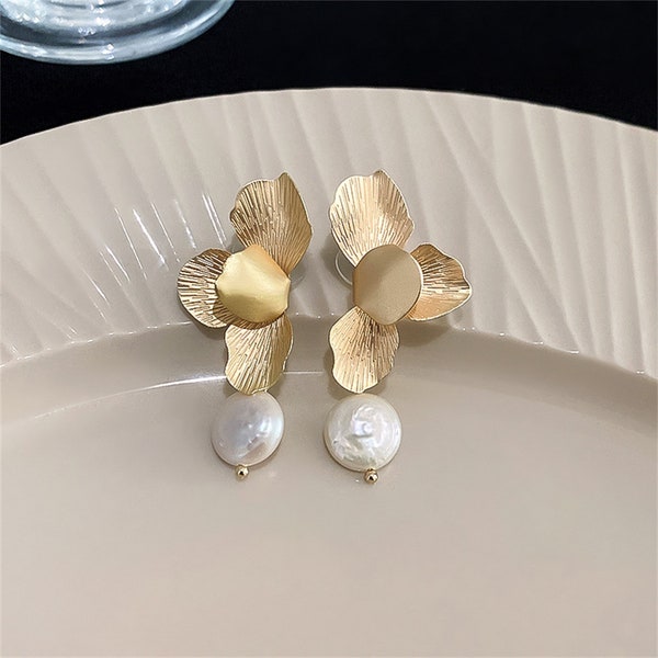 18K Gold Flower Fresh Water Pearl Drop Earrings,Large Flower Earrings,Wedding Earrings,Delicate Earrings,Bridesmaid Earrings,Gift for Her