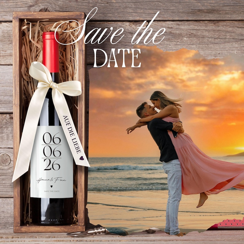 Może przedstawiać: Butelka wina w drewnianym pudełku z kremową wstążką. Etykieta zawiera datę "06 06 26" i imiona "Hanna & Finn". Napis "Save the DATE" znajduje się nad parą obejmującą się na plaży o zachodzie słońca.