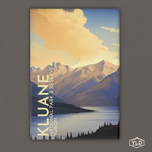 Könnte beinhalten: Eine Illustration im Vintage-Stil des Kluane National Park & Reserve in Yukon, Kanada. Das Bild zeigt eine Bergkette mit einem See im Vordergrund und einem bewölkten Himmel im Hintergrund.