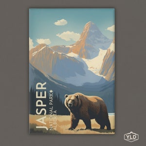 Könnte beinhalten: Ein Vintage-Reiseposter mit einer Bergkette mit schneebedeckten Gipfeln und einem Braunbären im Vordergrund. Der Text auf dem Poster lautet "Jasper National Park, Alberta, Kanada".