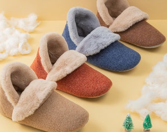 Può includere: Quattro paia di pantofole pelose in marrone, blu, arancione e beige. Ogni pantofola ha un polsino ribaltabile con una fodera morbida e soffice.