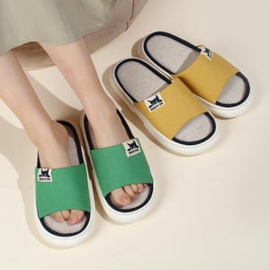 Summer Slippers For Couples Indoor Slippers PVC Soles Breathable And Sweat-free Slippers for Walking On the Clouds