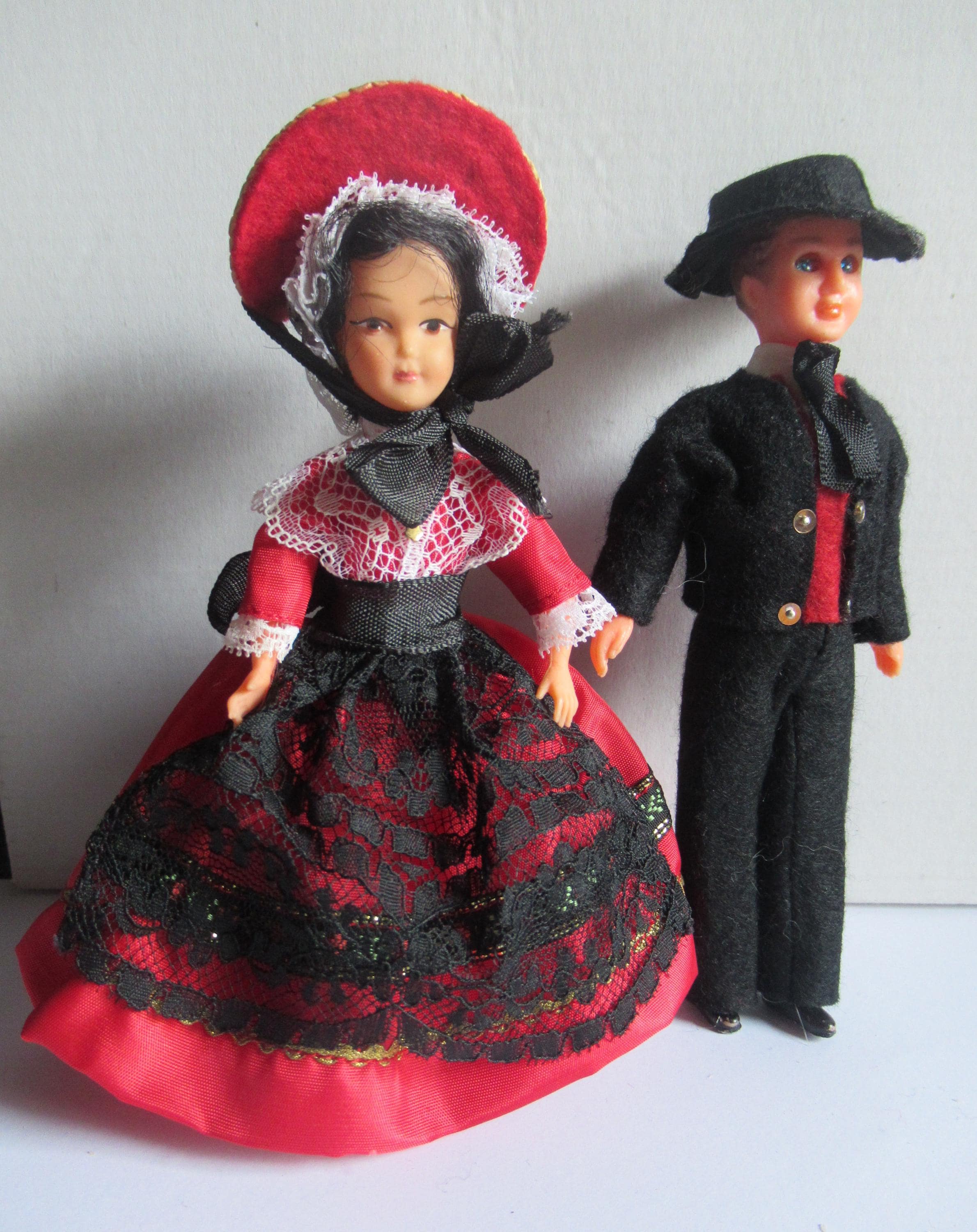 Lot De Poupées Régionales Vintage – Fabrication Française – Plastique