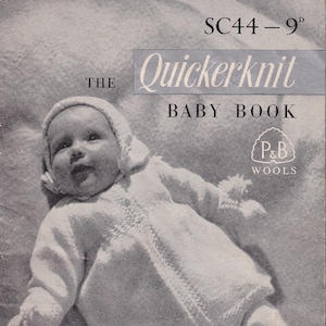 Puede incluir: Una fotografía en blanco y negro de un bebé con un atuendo de punto blanco. El bebé está acostado sobre una manta blanca. La foto es de un libro de patrones de tejido vintage. El texto de la portada dice "The Quickerknit Baby Book" y "SC44 - 9d".