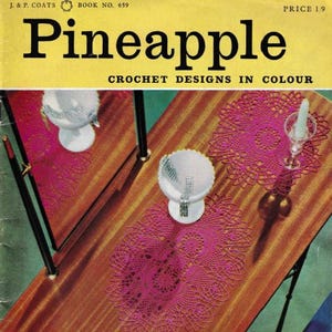 Puede incluir: Una portada de libro vintage titulada "Pineapple Crochet Designs in Colour". La imagen muestra una mesa de madera con tapetes de ganchillo rosas y cristalería decorativa. El título está en letras negras sobre un fondo amarillo.