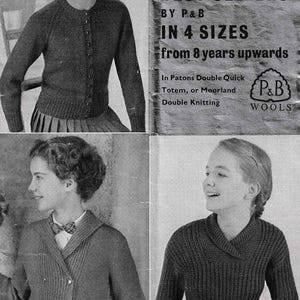 Puede incluir: Imagen vintage en blanco y negro que presenta tres diseños de suéteres de punto. La imagen incluye el texto "THREE BEST SELLERS BY P&B IN 4 SIZES from 8 years upwards". Los suéteres son modelados por una persona joven.