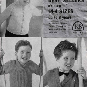 Puede incluir: Imagen en blanco y negro de un folleto de patrones de tejido para niños. La portada dice "THREE BEST SELLERS BY P&B IN 4 SIZES up to 8 years". El folleto presenta imágenes de niños con suéteres y cárdigans tejidos.