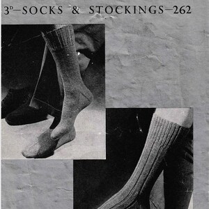 Puede incluir: Anuncio en blanco y negro de calcetines y medias. La imagen presenta dos fotos de calcetines en piernas. El texto en la parte superior dice "3D - SOCKS & STOCKINGS - 262". La parte inferior de la imagen dice "Patons Moorland Knitting" y presenta el logotipo de P&B WOOLS.