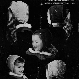 Può includere: Annuncio vintage in bianco e nero con bambini che indossano cappellini di lana. L'annuncio include il testo per "Golly Wools" e "Economy Design by Kay".