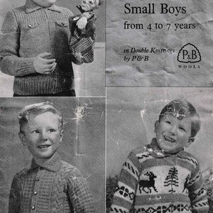 Può includere: Immagine in bianco e nero di un modello di maglia per giacche per bambini dai 4 ai 7 anni. L'immagine mostra tre diversi modelli di giacca, tra cui un cardigan a trecce e un maglione con zip con un motivo a cervo e albero.