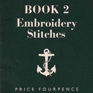 Puede incluir: Una portada de libro de color verde oscuro titulada BOOK 2 Embroidery Stitches en fuente serif blanca. La portada presenta un gráfico de ancla blanca envuelto en una cuerda, bordes de hojas horizontales decorativos y el texto PRICE FOURPENCE.
