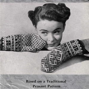 Könnte beinhalten: Schwarz-Weiß-Bild einer Frau mit zwei lettischen Fäustlingen. Die Fäustlinge weisen komplizierte geometrische Muster auf. Der Text lautet "LATVIAN MITTS" und "Based on a Traditional Peasant Pattern".