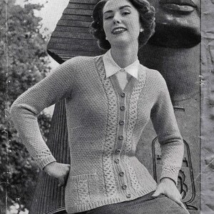 Peut inclure: Image en noir et blanc d'une femme portant un cardigan tricoté avec une chemise à col en dessous. Le cardigan a une fermeture boutonnée et des motifs décoratifs. Le texte en haut indique "POUR S'ADAPTER À UN TOUR DE POITRINE DE 86 À 97 CM".