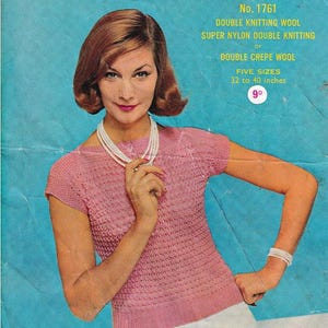 Könnte beinhalten: Vintage rosa Strickoberteil mit kurzen Ärmeln, kombiniert mit einem weißen Rock. Das Bild zeigt eine Frau, die das Oberteil trägt, mit einer Perlenkette und einem weißen Armband. Der Hintergrund ist hellblau, und der Text auf dem Bild lautet "Sirdar No. 1761".