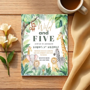 Puede incluir: Invitación de cumpleaños "Wild and Five" con animales de la selva: jirafa, cebra, león y elefante. El texto incluye la fecha, hora, lugar y un número de teléfono para confirmar la asistencia. El diseño presenta exuberante follaje verde.