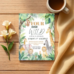 Peut inclure: Invitation d'anniversaire sur le thème de la jungle avec le texte "FOUR EVER WILD". L'invitation présente des illustrations d'un singe, d'une girafe, d'un éléphant, d'un lion et d'un zèbre, ainsi que les détails de la fête.