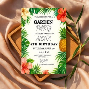 以下が含まれることがあります： 熱帯の花と葉のデザインが施されたガーデンパーティーの招待状。「Garden Party」と「Aloha 4th Birthday」というテキストが含まれています。招待状は木製のトレイにあります。