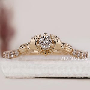 Claddagh Ring Women Traditional Irish Ring Lab Grown Diamond Engagement Ring Celtic Handmade Love Ring for Her White Yellow Rose Gold Rings