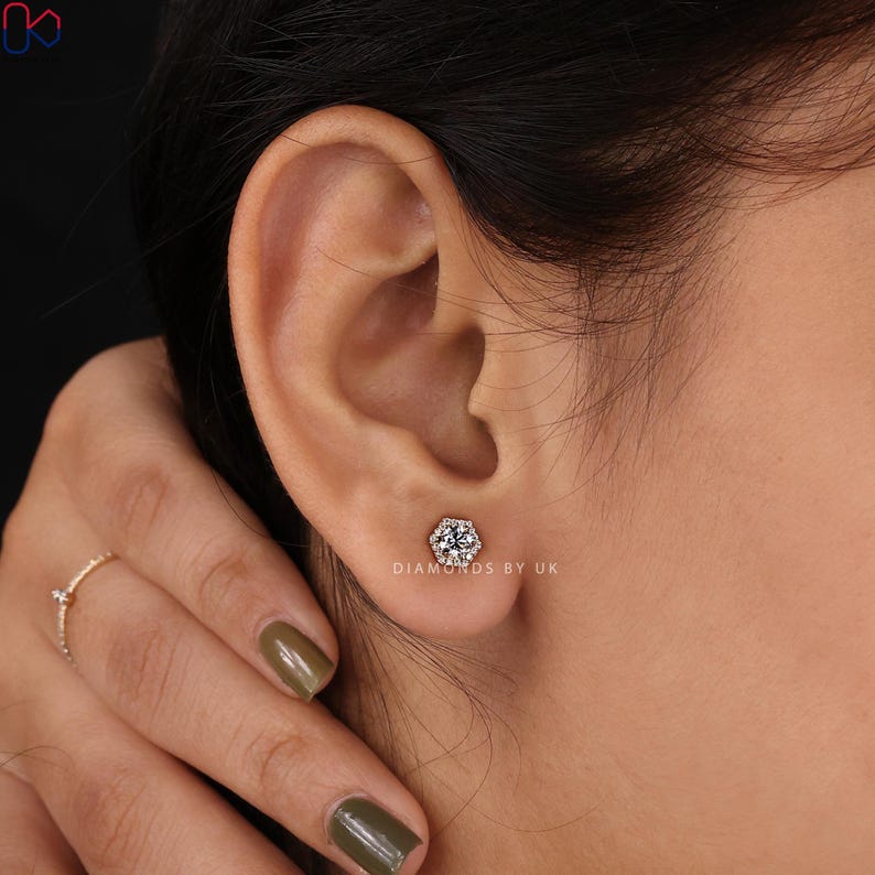 platinum earring
white gold earring