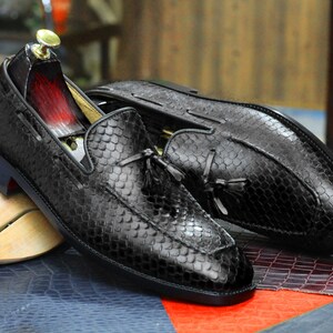 Handmade Black Color Fish Skin Textured Genuine Cow-Hide Leather Round Toe Tussle Loafers For Men, Dress Formal Slip On Moccasins For Mens