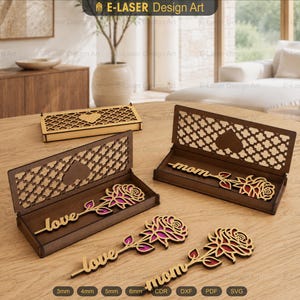 Peut inclure: Deux boîtes rectangulaires en bois avec des couvercles en treillis découpés au laser et des motifs de cœur. Chaque boîte contient un ornement de rose en bois plat avec une tige portant l'inscription love ou mom. Deux roses sont posées devant.