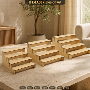 Puede incluir: Tres expositores escalonados hechos de madera de color claro con bordes oscuros. Cada expositor cuenta con cuatro niveles de escalones para organizar artículos. La imagen incluye etiquetas de texto para formatos 3mm, 4mm, 5mm, CDR, DXF, PDF y SVG.