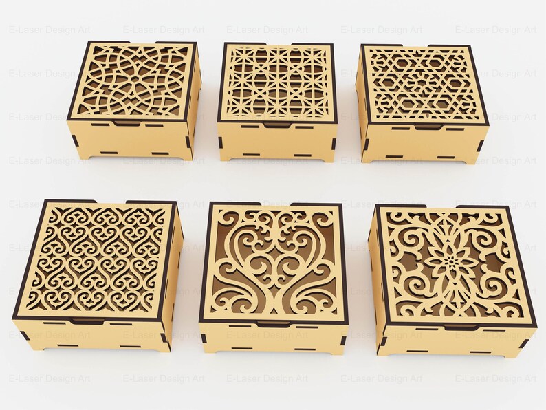 Puede incluir: Seis cajas cuadradas de madera con tapas cortadas a l&aacute;ser que presentan intrincados patrones geom&eacute;tricos y florales. Cada caja tiene un acabado en tono bronceado claro con bordes marr&oacute;n oscuro y recortes detallados en la parte superior.