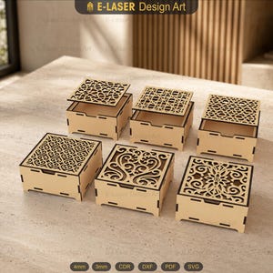 Puede incluir: Seis cajas cuadradas de madera de color claro con tapas decorativas cortadas con l&aacute;ser que presentan varios patrones intrincados. Cada caja tiene una tapa extra&iacute;ble y una base con muescas. El texto E-LASER Design Art es visible en la parte superior, con 4mm, 3mm, CDR, DXF, PDF, SVG en la parte inferior.