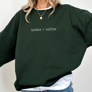 Pull unisexe livres + machine à écrire café, amoureux des livres, cadeau écrivain, amateur de café, pull douillet, pull minimaliste, chemise livresque, cadeau enseignant