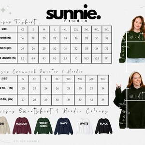 Może przedstawiać: Tabela rozmiar&oacute;w dla unisexowych t-shirt&oacute;w, swetr&oacute;w z okrągłym dekoltem i bluz z kapturem. Tabela pokazuje wymiary szerokości i długości w calach dla rozmiar&oacute;w od XS do 5XL. Tabela zawiera r&oacute;wnież wymiary długości rękaw&oacute;w dla t-shirt&oacute;w. Tabela jest oznaczona jako "Unisex T-shirt", "Unisex Crewneck Sweater & Hoodie" i "Unisex Sweatshirt & Hoodie Colors". Kolory bluz z kapturem i swetr&oacute;w to: piaskowy, bordowy, zielony las, granatowy, biały i czarny.