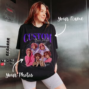 Może przedstawiać: Czarny T-shirt z napisem "CUSTOM Your Photo" w kolorze fioletowym i białym z efektem brokatu. Koszulka zawiera kolaż pięciu zdjęć os&oacute;b z r&oacute;żowymi włosami i okularami przeciwsłonecznymi. Tekst "your name" jest napisany nad koszulką, a "your photos" pod koszulką.