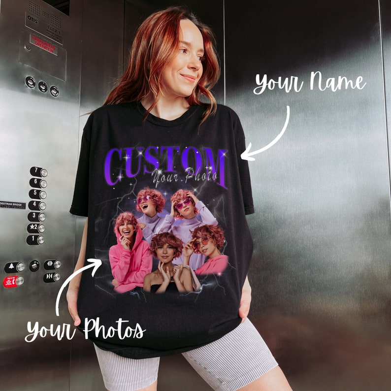 Może przedstawiać: Czarny T-shirt z napisem "CUSTOM Your Photo" w kolorze fioletowym i białym z efektem brokatu. Koszulka zawiera kolaż pięciu zdjęć os&oacute;b z r&oacute;żowymi włosami i okularami przeciwsłonecznymi. Tekst "your name" jest napisany nad koszulką, a "your photos" pod koszulką.