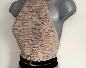 Virkad halternecktopp – Beigesvart boho crop top
