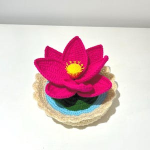 Kwiat lotosu w doniczce wykonany na szydełku, ręcznie robiony, różowy, dekoracja domu, 20 cm