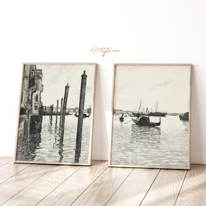 Könnte beinhalten: Zwei Schwarzweißillustrationen eines Kanals in Venedig, Italien. Das erste Bild zeigt einen Blick auf den Kanal mit Gebäuden auf der linken Seite und einer Reihe von Pfählen im Wasser. Das zweite Bild zeigt einen Blick auf den Kanal mit Gondeln und einem größeren Boot in der Ferne.
