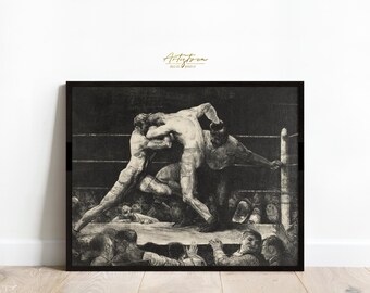 Puede incluir: Impresión en blanco y negro enmarcada de un combate de boxeo. Dos boxeadores están en un clinch, mientras que una tercera persona observa. El público es visible en el fondo, añadiendo a la escena.