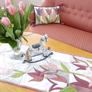 Spring Tulips, quilt pattern with applique / PDF, Scrap-friendly pattern for table runner and cushion, suitable in many colors