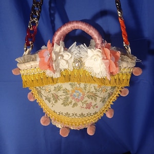 Straw bag, mini dwarf palm coffa with shoulder strap • Small pastry •