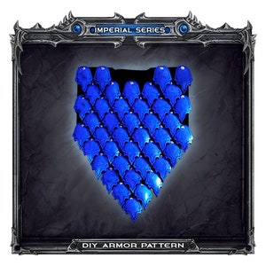 Puede incluir: Un patrón de armadura de bricolaje para crear una pieza de pecho azul en forma de escamas. El patrón está enmarcado con un borde plateado y el texto "IMPERIAL SERIES" y "DIY ARMOR PATTERN" son visibles.