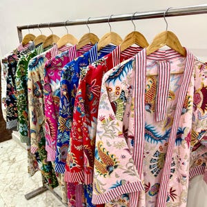 Kimono Roben aus 100% Baumwolle Schöne Baumwolle Kimono Kleid Indische Blumen Baumwolle Kimono Brautjungfer Geschenk Bestseller Geschenk für Sie / Ihn Kurze Robe
