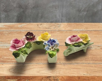 Conjunto de arranjo floral vintage Radnor em porcelana branca fina, com carrinho de mão em formato de ferradura, Inglaterra.