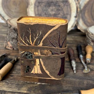 Diario in pelle Grimoire - Quaderno di scrittura dell'Albero della Vita - Libro delle Ombre con Incantesimi Vuoti, Diario di Viaggio, Carta con Bordo Sfrangiato e Chiusura a Chiave