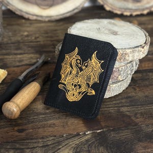 Tarjetero de cuero hecho a mano - Diseño de dragón dorado / Billetera para tarjetas con diseño de arte fantástico / Estuche para tarjetas de cuero delgado y elegante / Regalo único